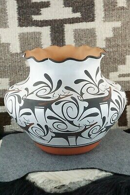 Zuni Pottery - Agnes Peynetsa