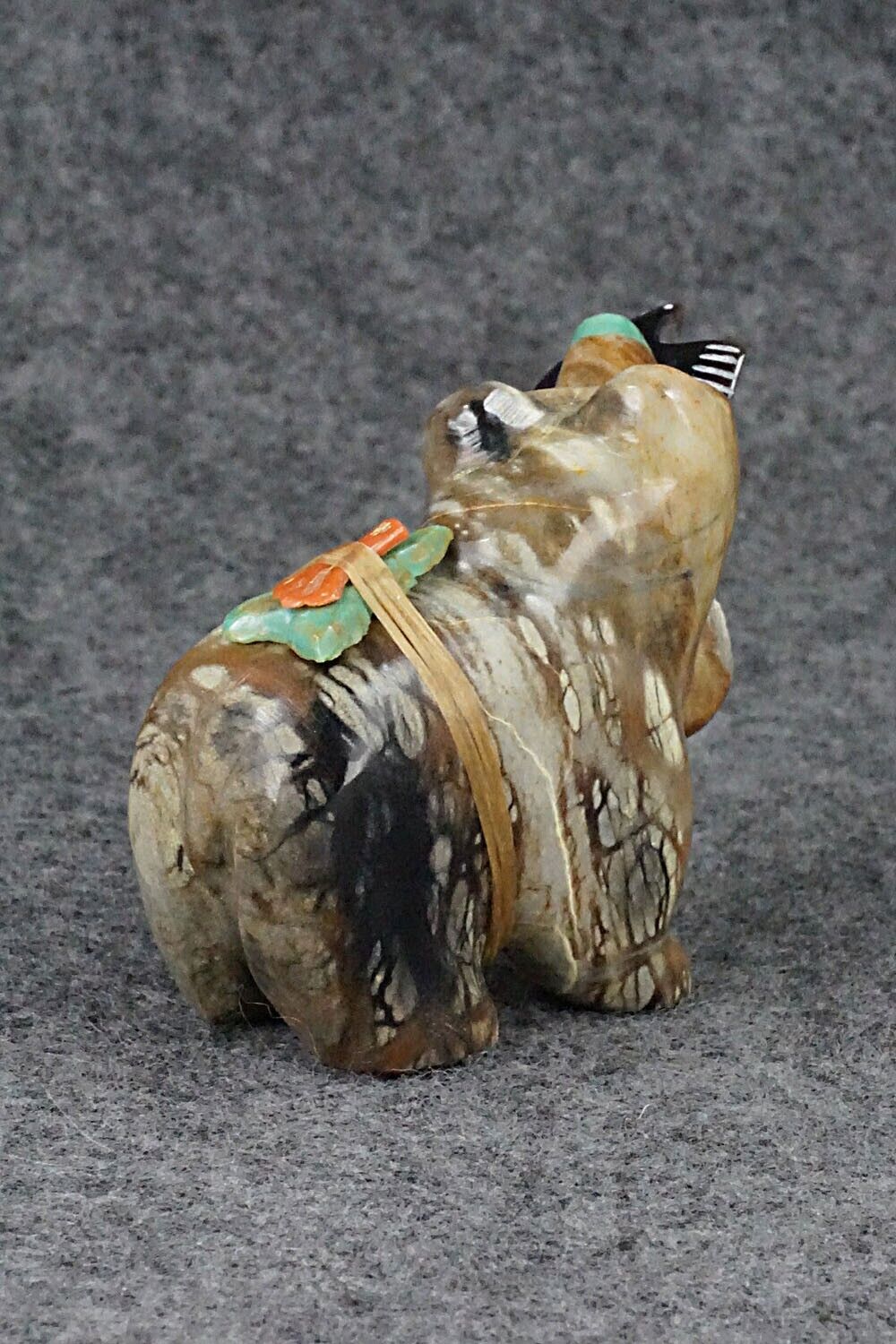 Bear with Fish Zuni Fetish Carving - Enrike Leekya