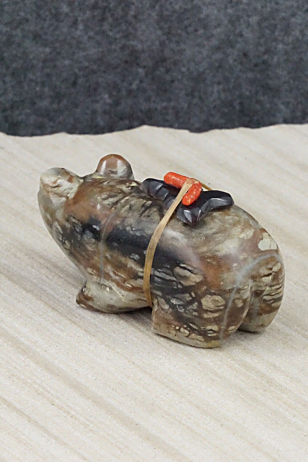 Bear Zuni Fetish Carving - Enrike Leekya