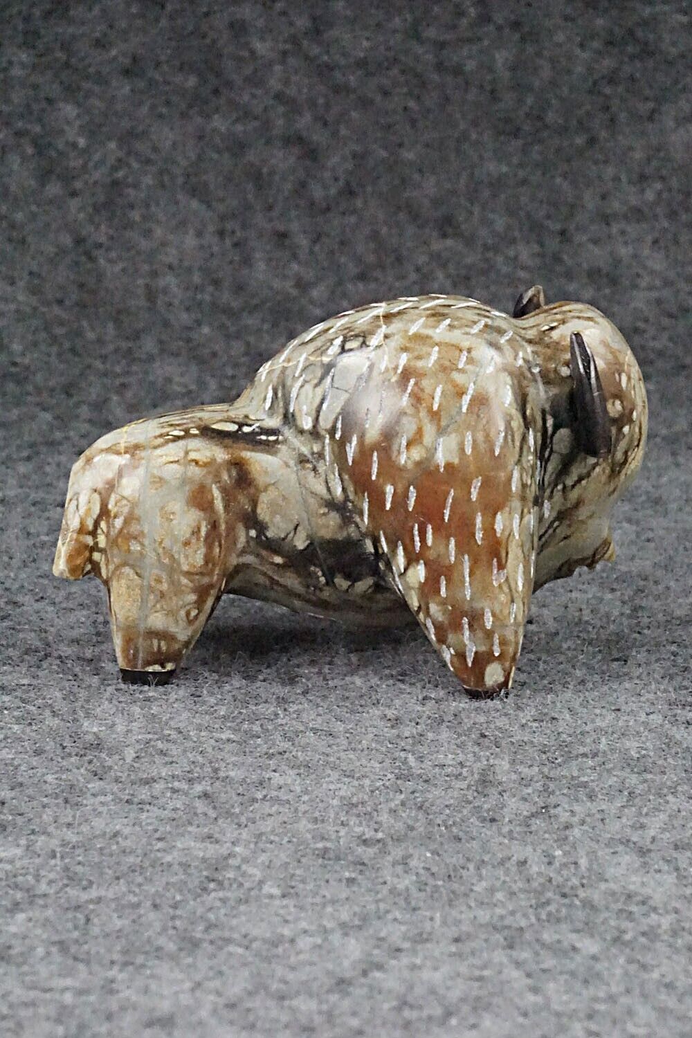 Buffalo Zuni Fetish Carving - Enrike Leekya