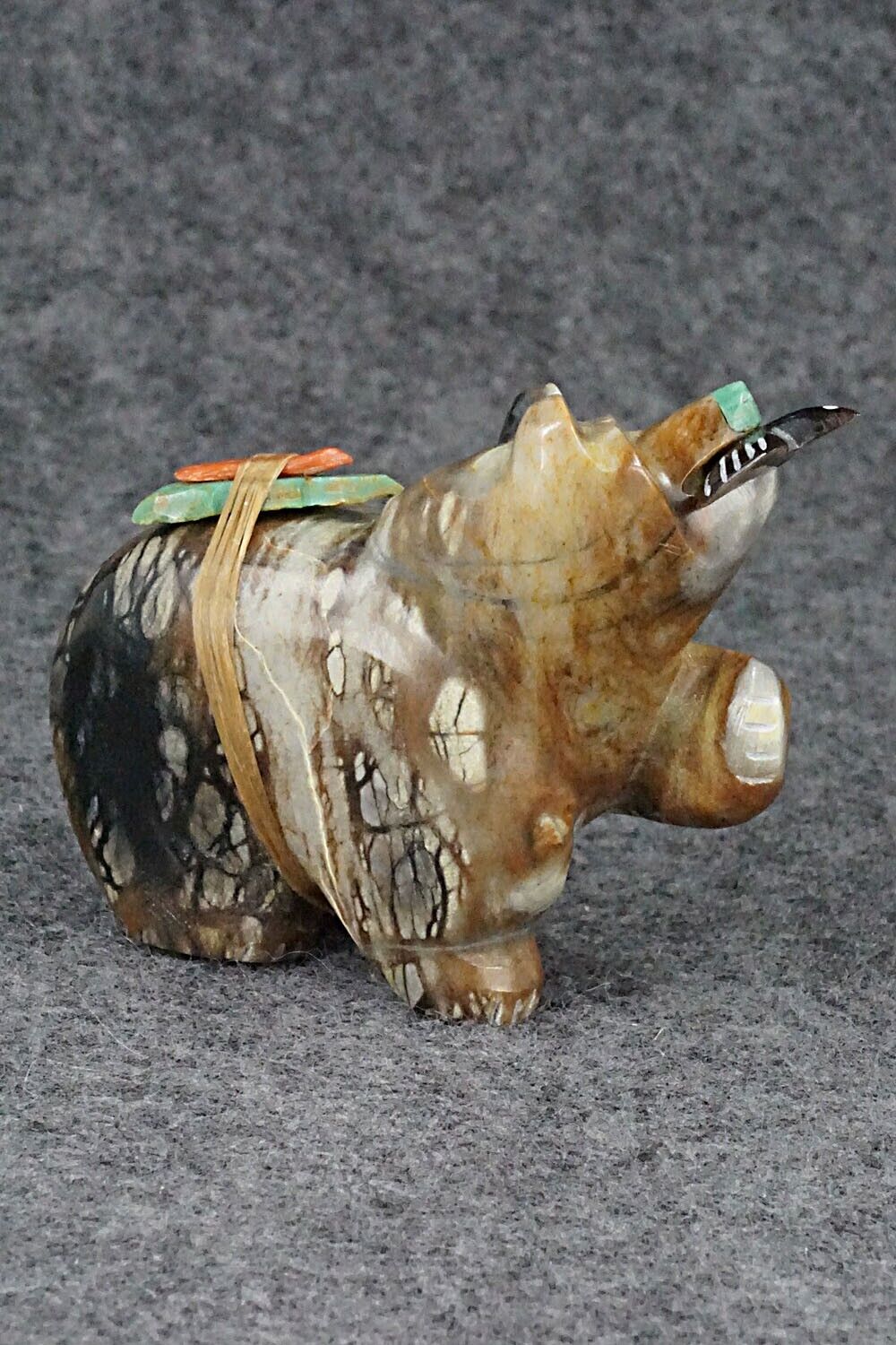 Bear with Fish Zuni Fetish Carving - Enrike Leekya