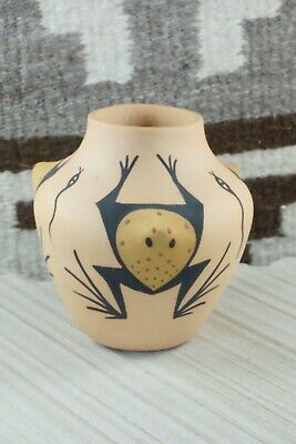Zuni Pottery - Tara Edaakie