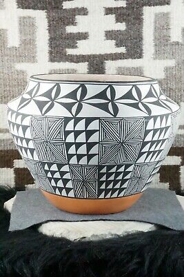 Acoma Pottery - Ophelia Leon