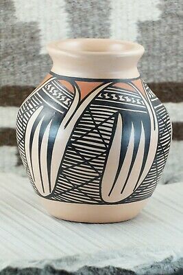 Hopi Pottery - A. Yesslith