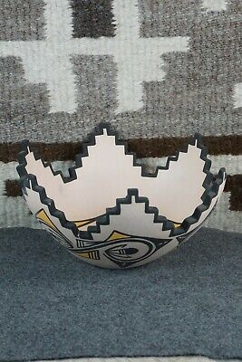 Zuni Pottery - Kalani Gchachu