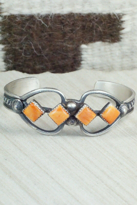 Spiny Oyster and Sterling Silver Bracelet - Eva & Linberg Billah