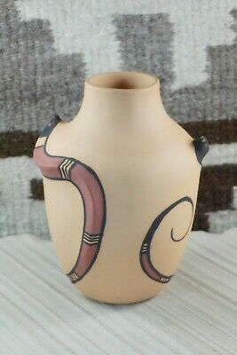 Zuni Pottery - Tara Edaakie