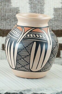 Hopi Pottery - A. Yesslith