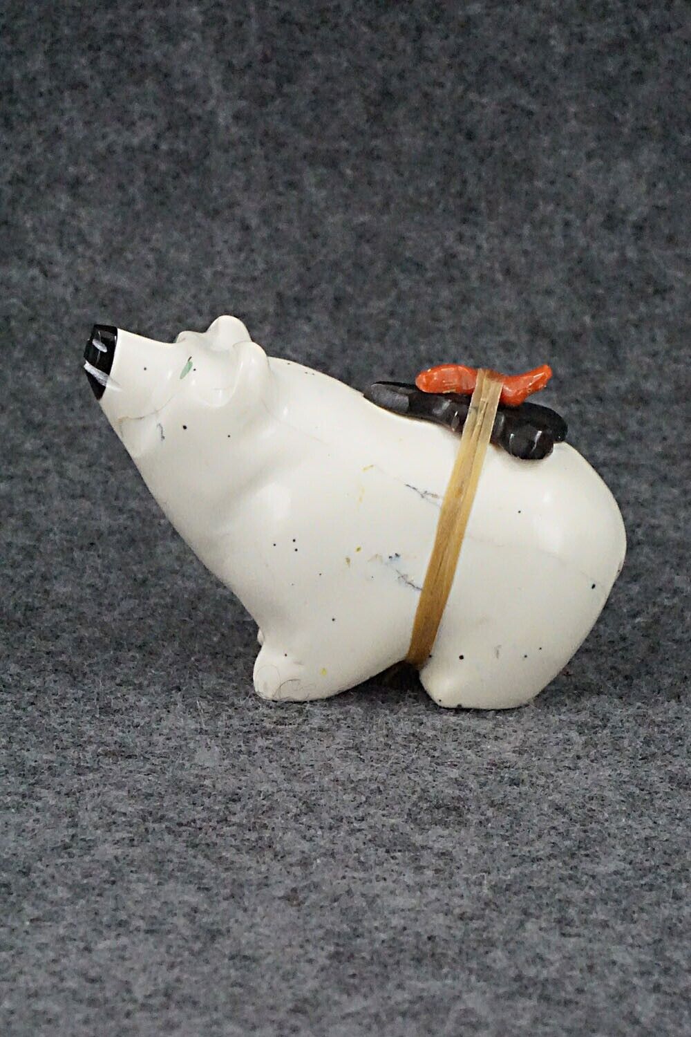 Bear Zuni Fetish Carving - Enrike Leekya