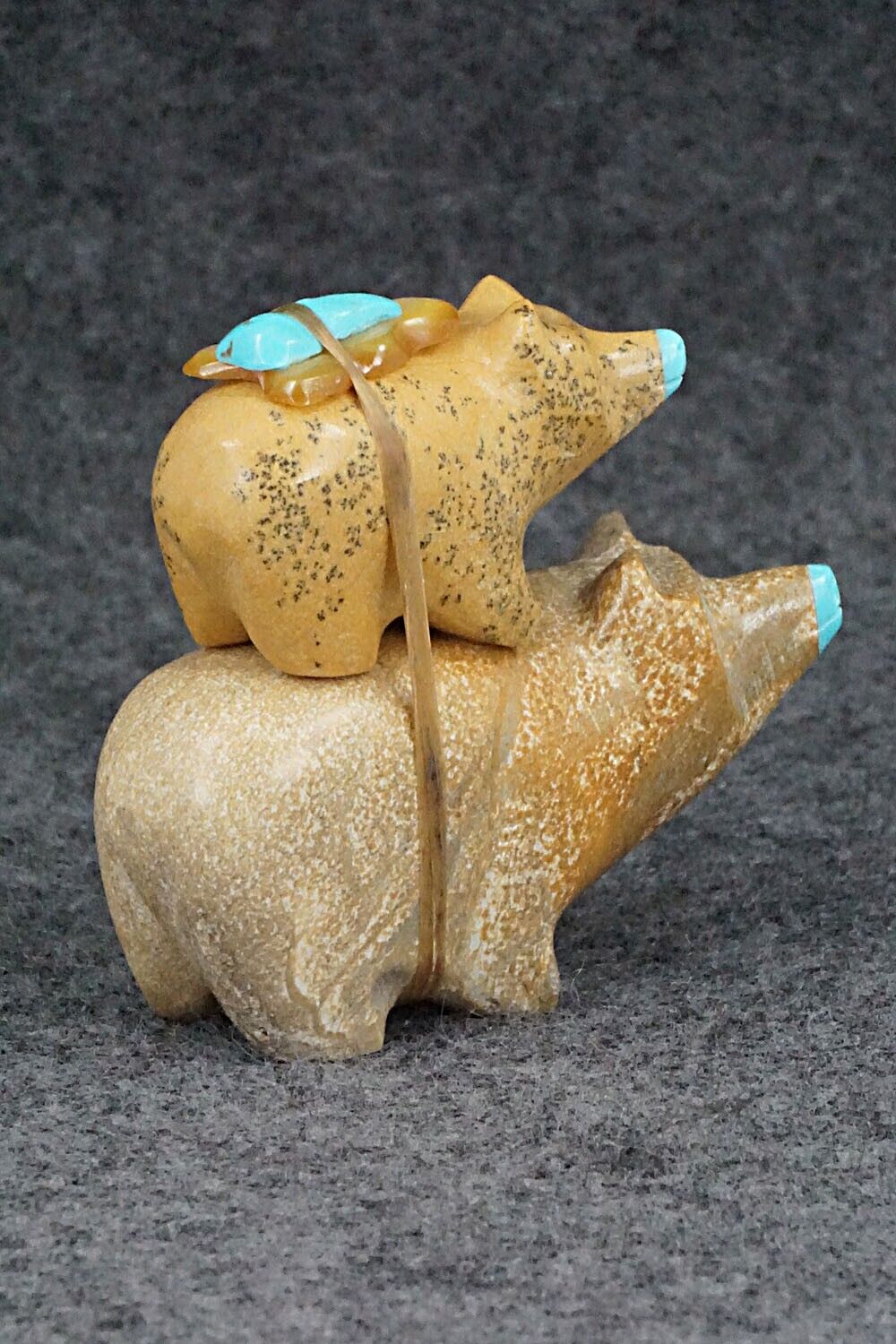 Bear Zuni Fetish Carving - Enrike Leekya