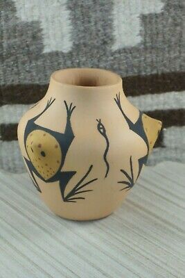 Zuni Pottery - Tara Edaakie