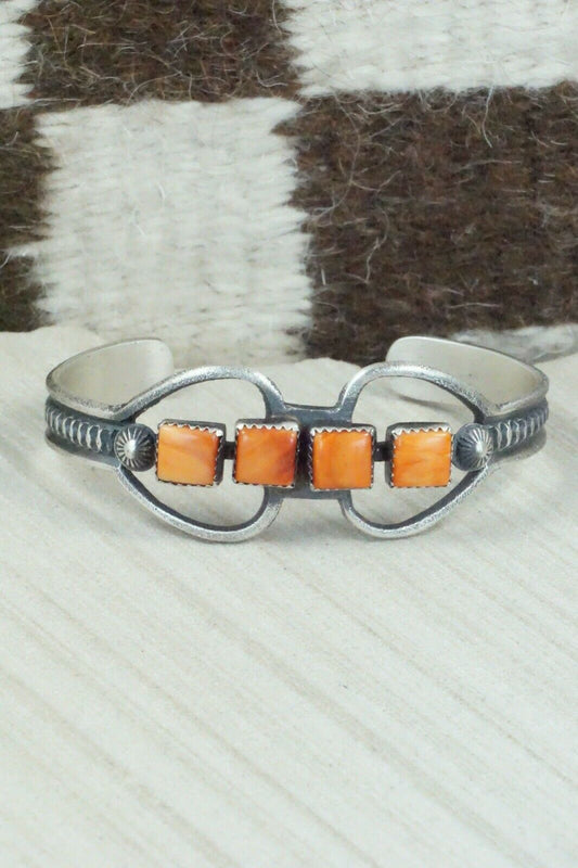 Spiny Oyster and Sterling Silver Bracelet - Eva & Linberg Billah