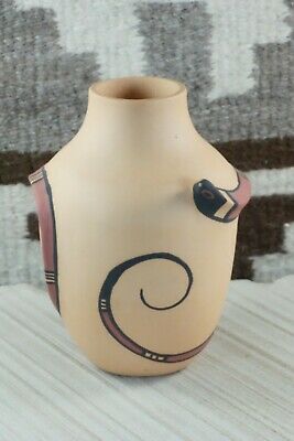 Zuni Pottery - Tara Edaakie