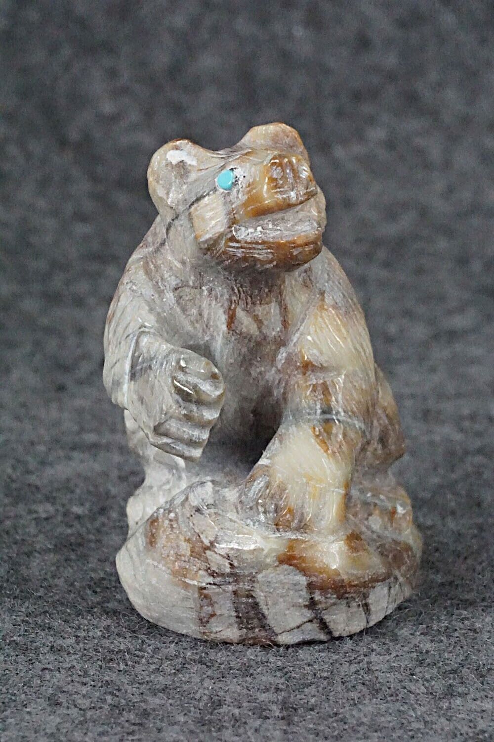 Bear Zuni Fetish - Derrick Kaamasee