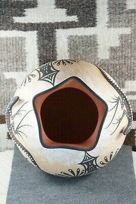 Zuni Pottery - Deldrick Cellicion