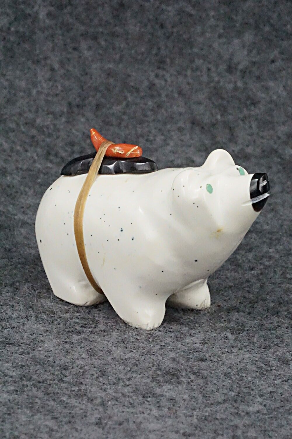 Bear Zuni Fetish Carving - Enrike Leekya