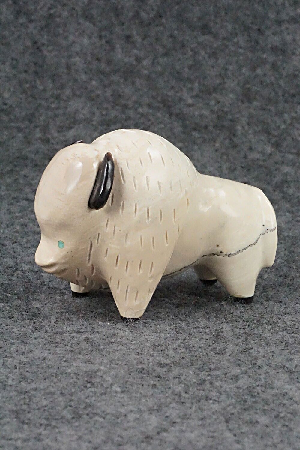 Buffalo Zuni Fetish Carving - Enrike Leekya