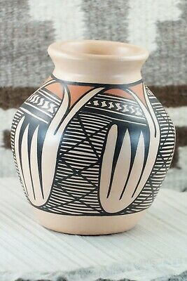 Hopi Pottery - A. Yesslith
