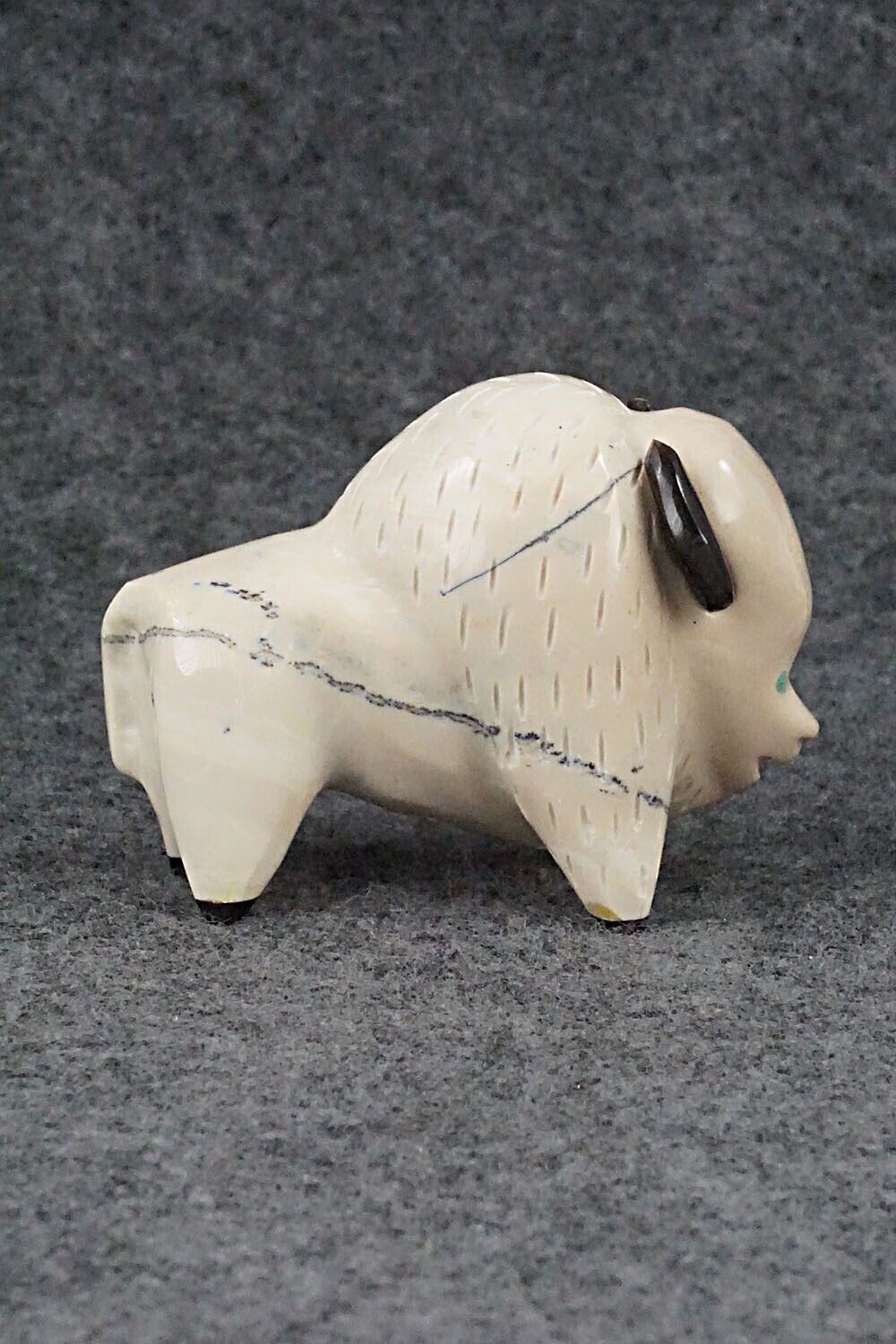 Buffalo Zuni Fetish Carving - Enrike Leekya