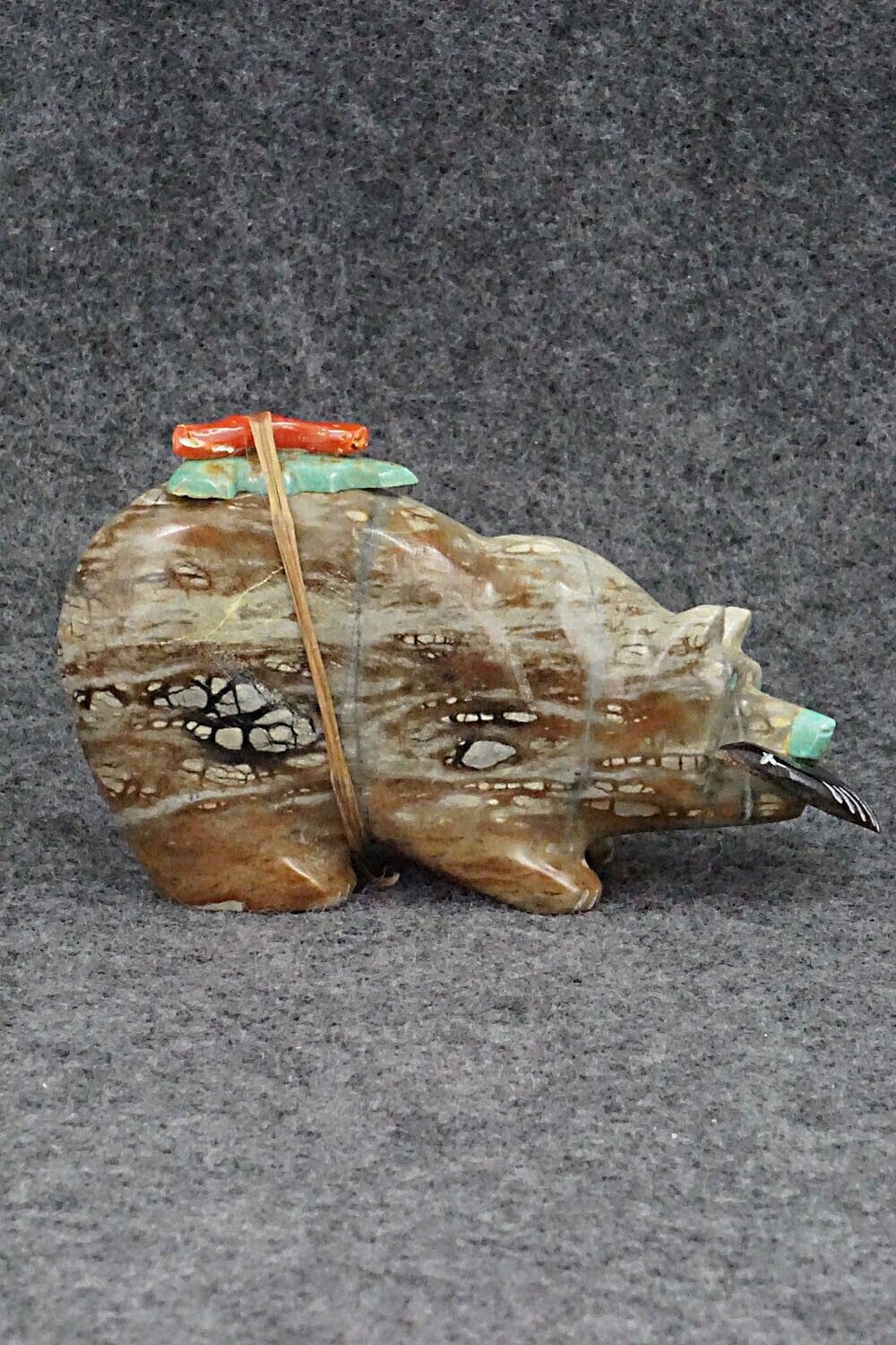 Bear with Fish Zuni Fetish Carving - Enrike Leekya