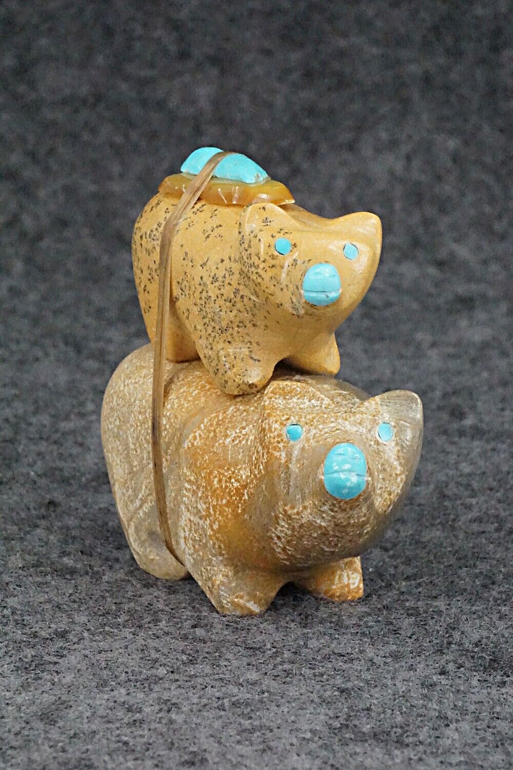 Bear Zuni Fetish Carving - Enrike Leekya