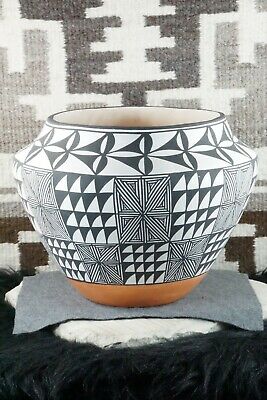Acoma Pottery - Ophelia Leon