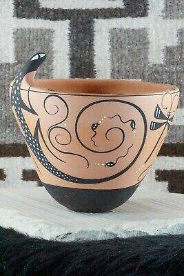 Zuni Pottery - Peynetsa