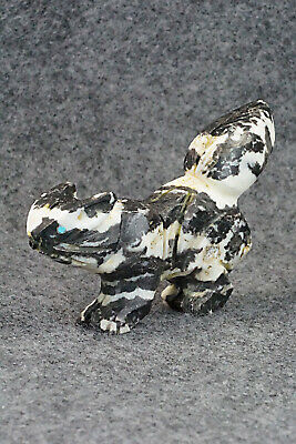 Skunk Zuni Fetish Carving - Tony Mackel