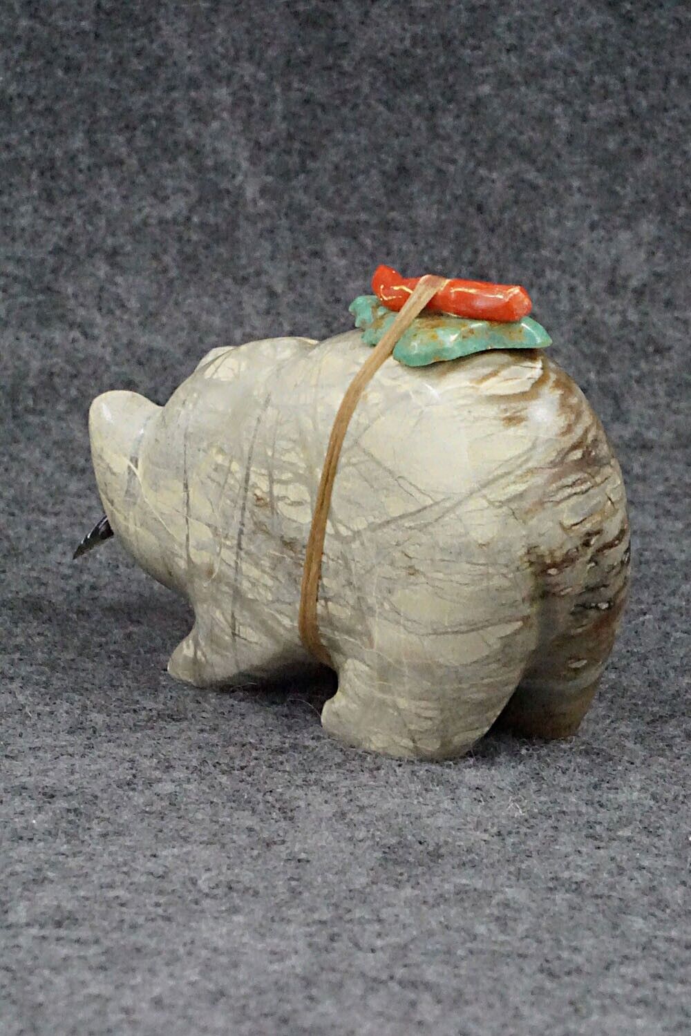 Bear with Fish Zuni Fetish Carving - Enrike Leekya