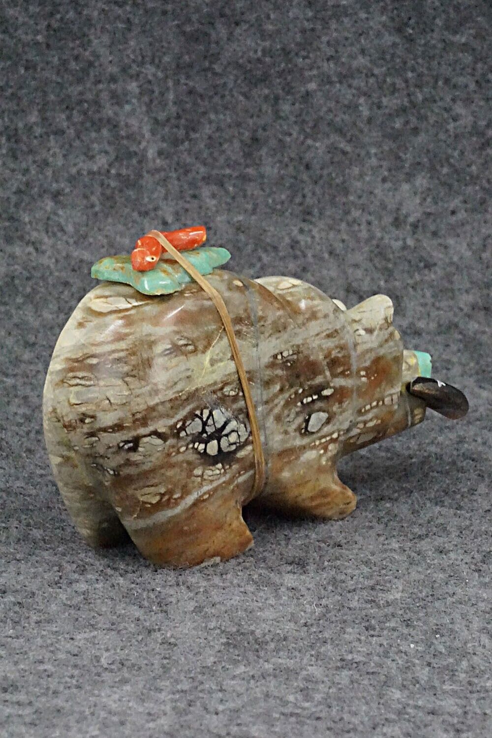 Bear with Fish Zuni Fetish Carving - Enrike Leekya