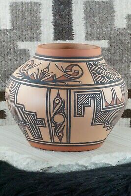 Zuni Pottery - Tonia Fontenelle