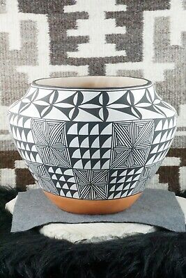 Acoma Pottery - Ophelia Leon