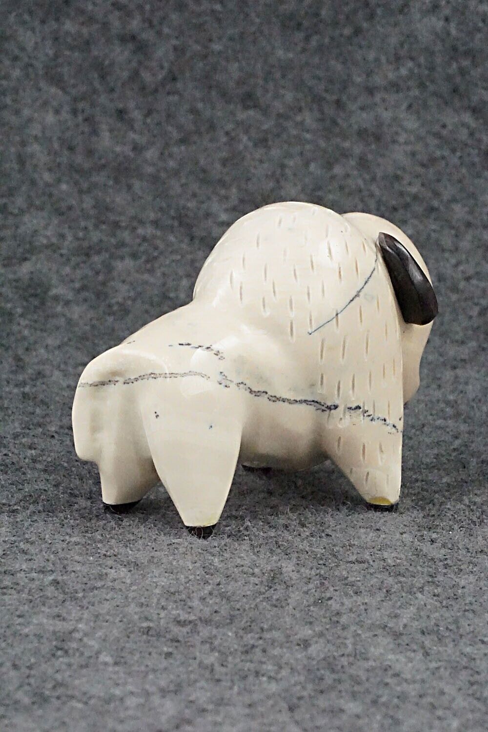 Buffalo Zuni Fetish Carving - Enrike Leekya