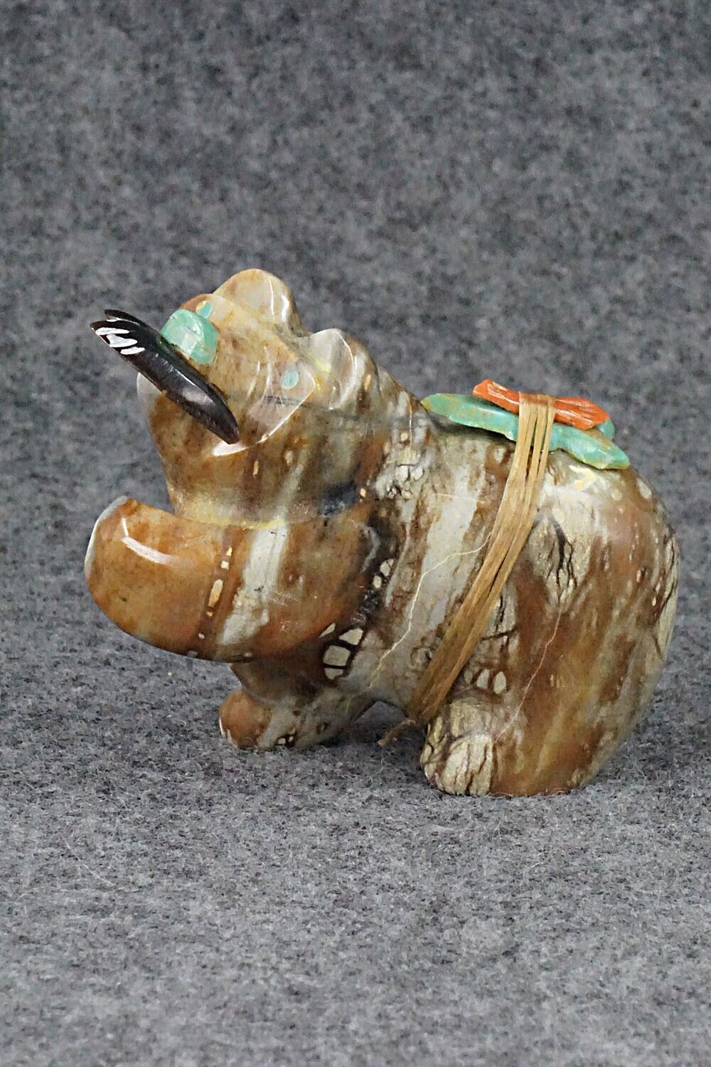 Bear with Fish Zuni Fetish Carving - Enrike Leekya