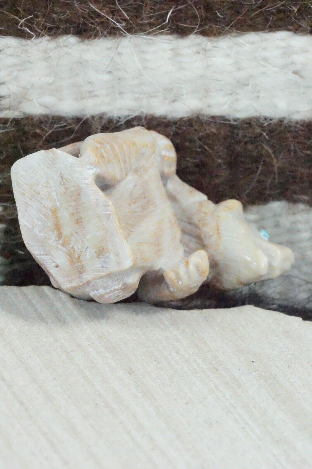 Bear Zuni Fetish Carving - Derrick Kaamasee