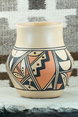 Hopi Pottery - D. Yesslith
