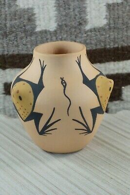 Zuni Pottery - Tara Edaakie