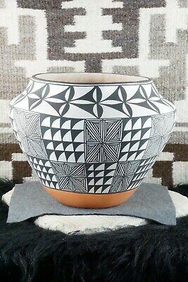 Acoma Pottery - Ophelia Leon