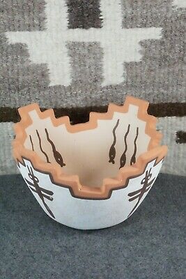 Zuni Pottery - Faylene Gchachu