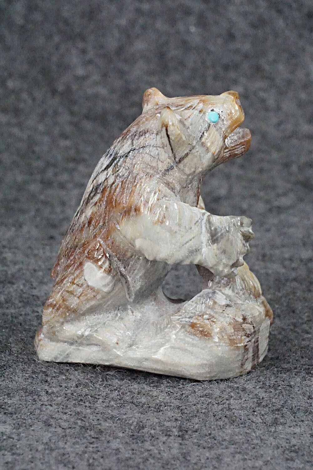 Bear Zuni Fetish - Derrick Kaamasee