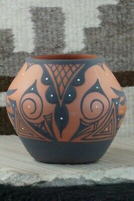 Zuni Pottery - Priscilla Peynetsa