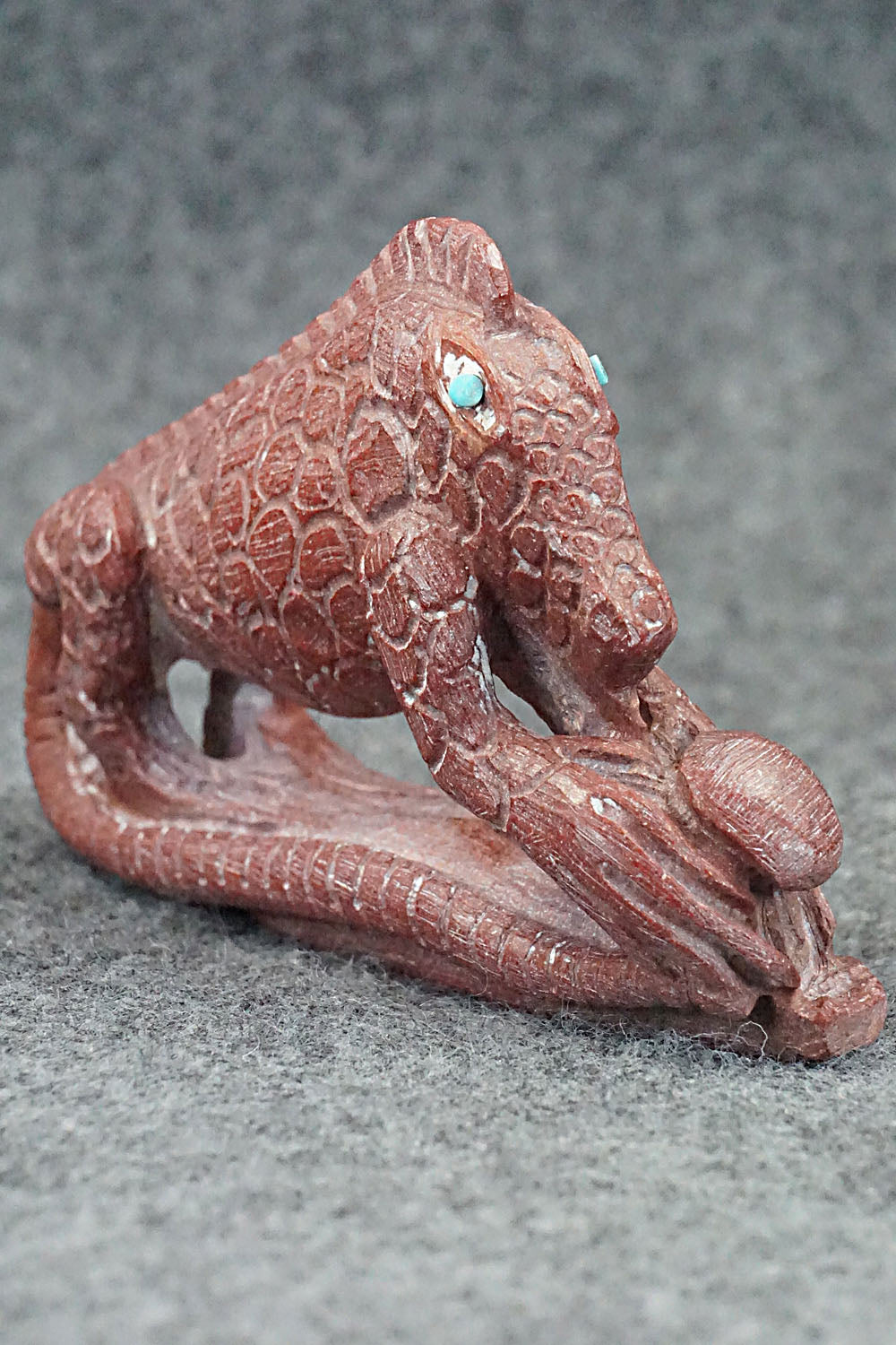 Chameleon Zuni Fetish Carving - Carlton Kaamasee