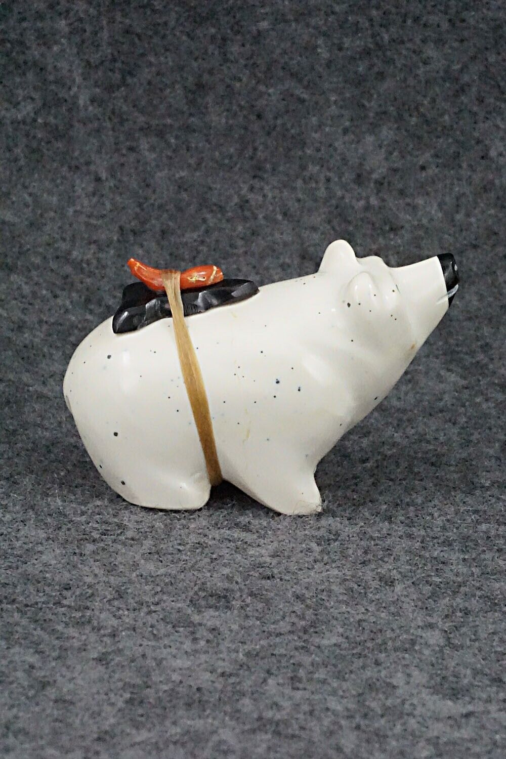 Bear Zuni Fetish Carving - Enrike Leekya