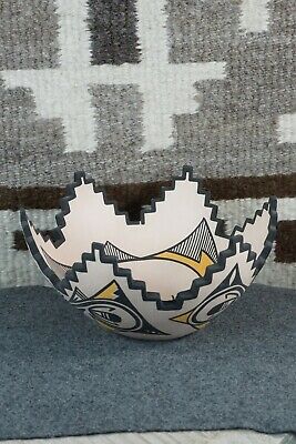 Zuni Pottery - Kalani Gchachu