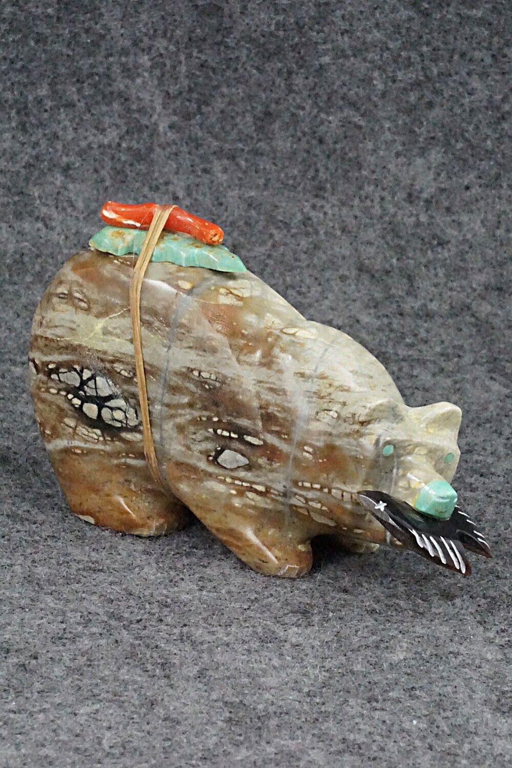 Bear with Fish Zuni Fetish Carving - Enrike Leekya