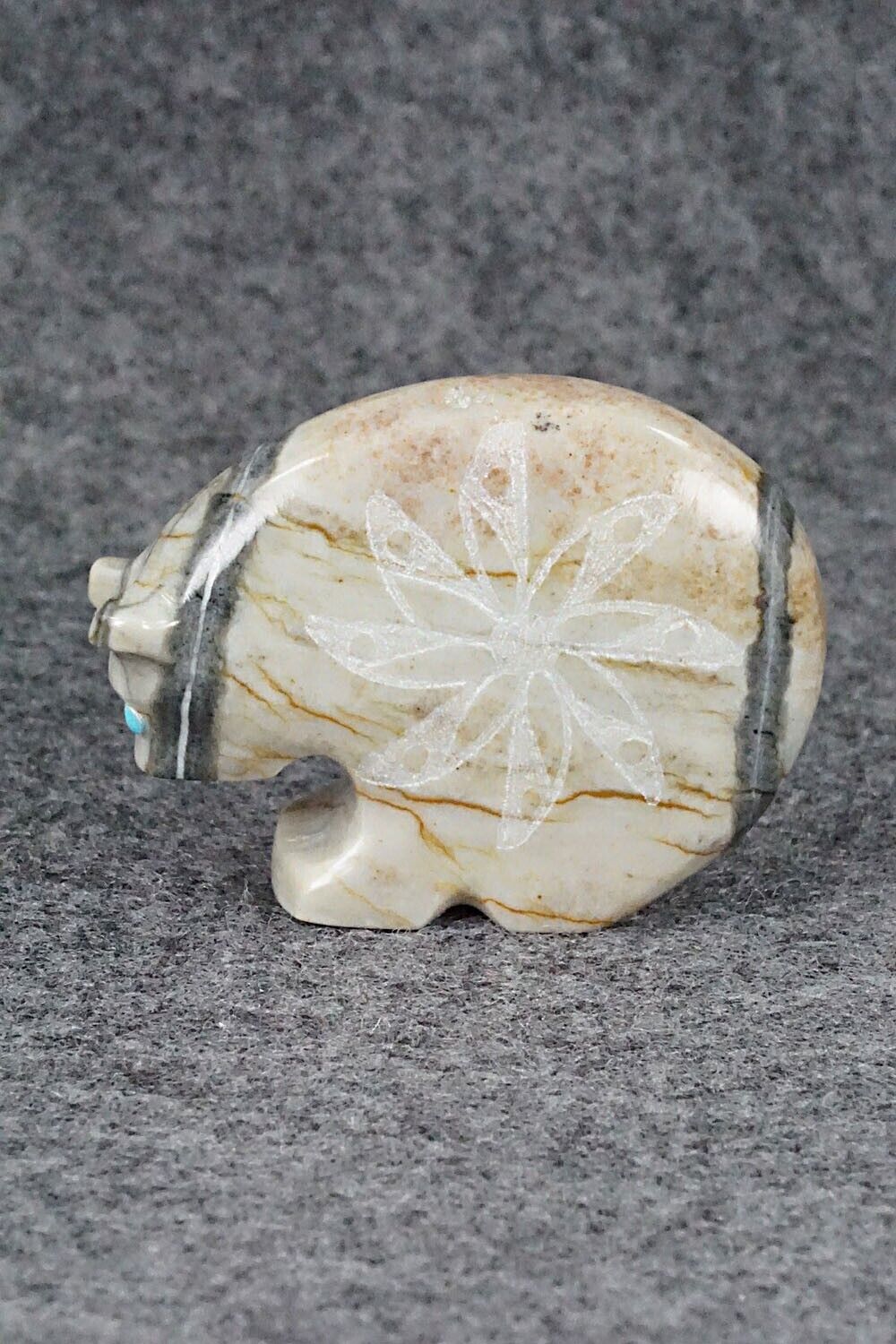 Bear Zuni Fetish Carving - Shannon Calavaza