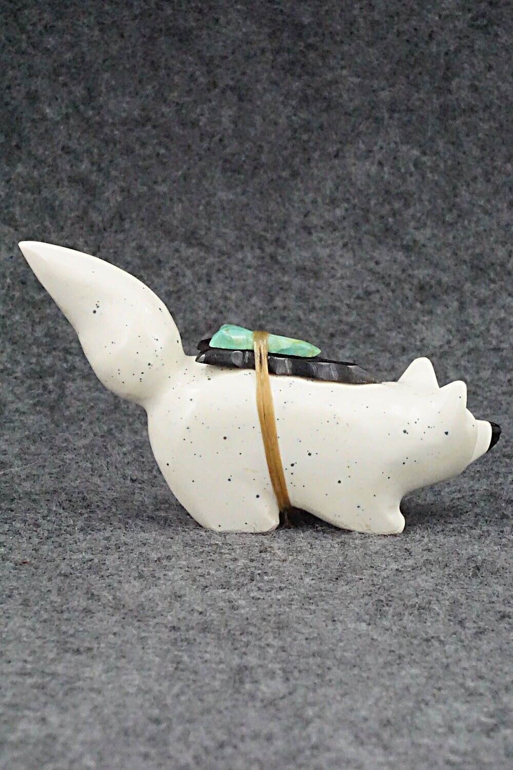 Wolf Zuni Fetish Carving - Enrike Leekya