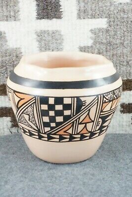 Hopi Pottery - Alta Yesslith