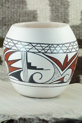 Hopi Pottery - A. Yesslith
