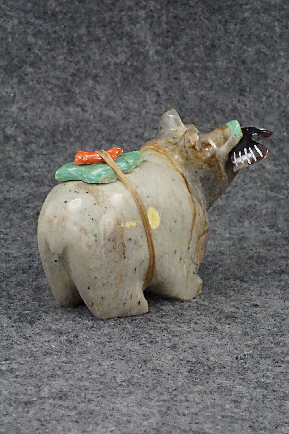Bear with Fish Zuni Fetish Carving - Enrike Leekya